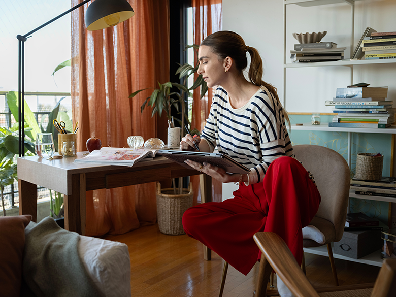 Kreatives Arbeiten mit HP OmniBook im Tablet-Modus im Homeoffice