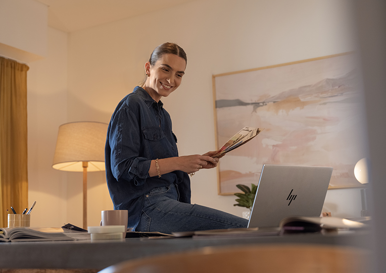 Frau mit HP OmniBook X Flip 16 im Home-Office