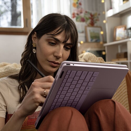 HP OmniBook im Tablet-Modus frontal fotographiert