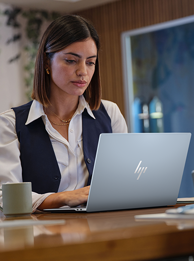 HP OmniBook Ultra 14 – Frau arbeitet effizient am Notebook