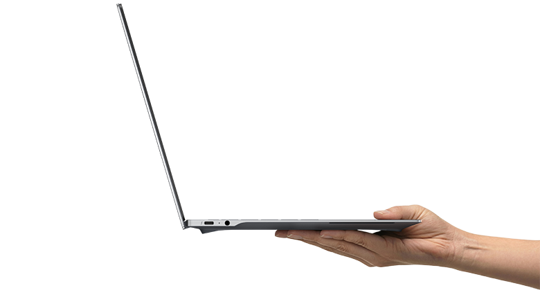 HP OmniBook Ultra 14 – Produktansicht seitlich auf einer Hand