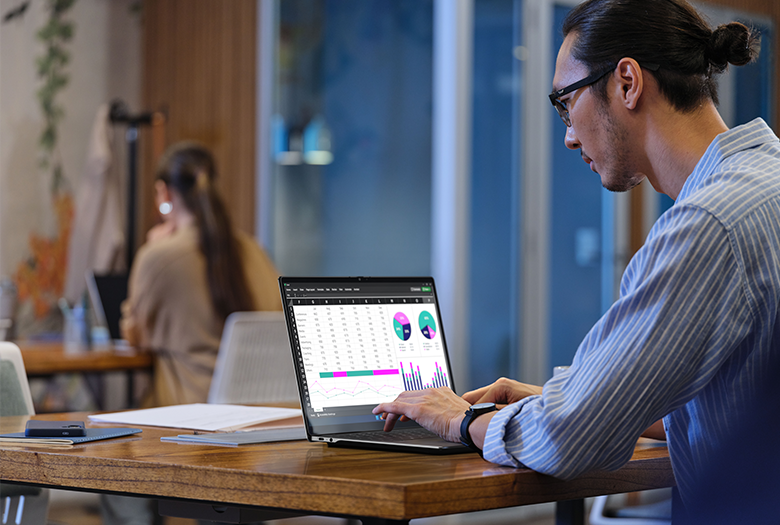 HP OmniBook Ultra 14 – Lifestyle: Konzentriertes Arbeiten am Notebook